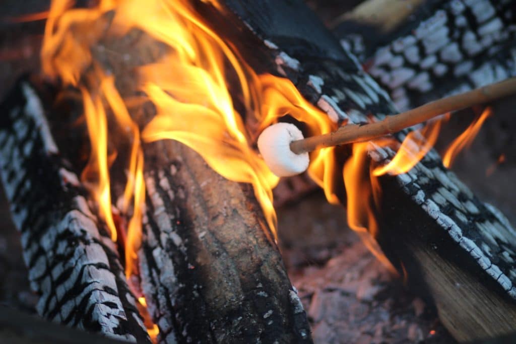 make s'more during indoor camping
