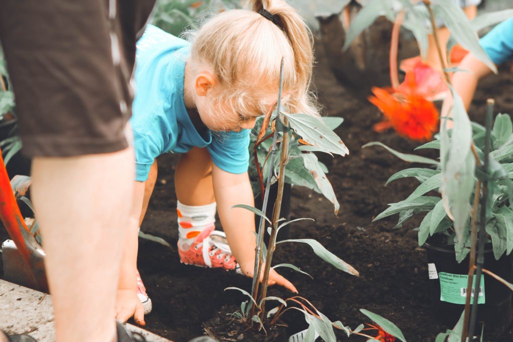 daddy daughter in botanical garden